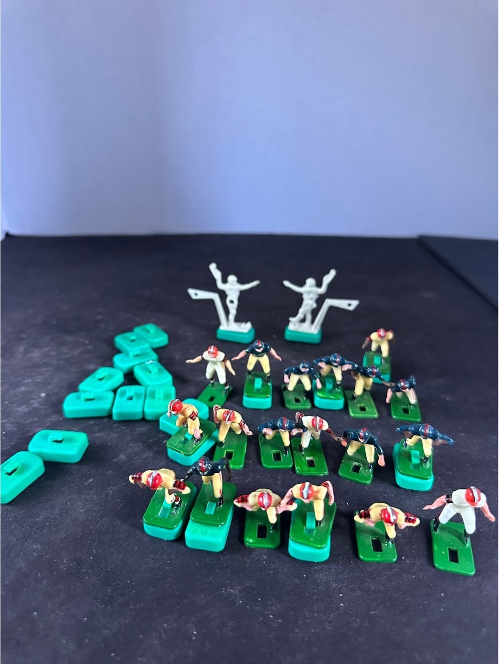 VTG.Electric Football Players Lot of 21 Plastic Figures Green Bases 1 Broken Arm
